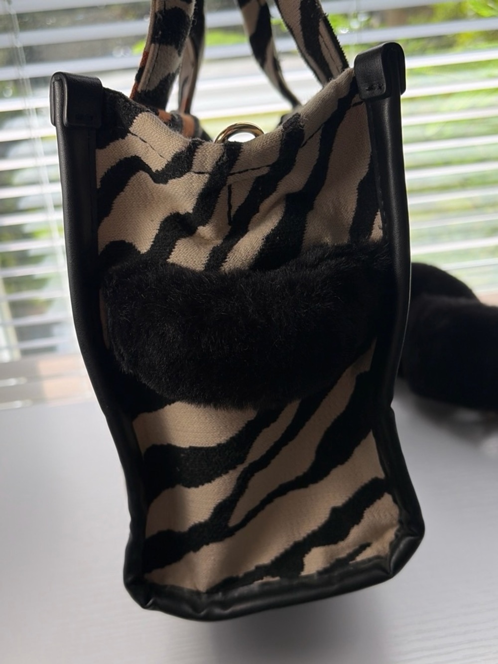 Marc Jacobs The Tote Bag in Black and Brown Tiger-Print with Gold Logo - Picture 3 of 5